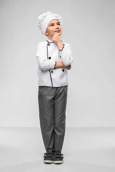 Pensando menino em chefs toque e jaqueta — Fotografia de Stock