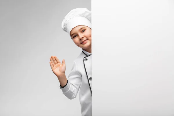 Heureux petit garçon dans chefs toque avec tableau blanc — Photo