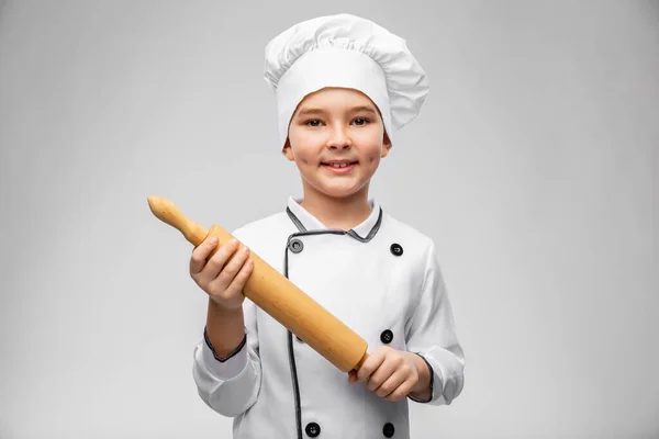 Garçon souriant en toque chefs avec rouleau à pâtisserie — Photo