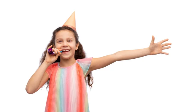 Menina sorridente em chapéu de festa de aniversário com ventilador — Fotografia de Stock