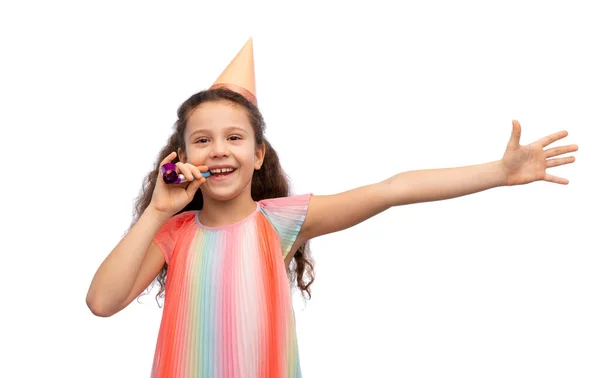 Chica sonriente en sombrero de fiesta de cumpleaños con ventilador —  Fotos de Stock