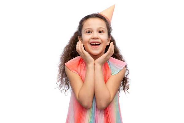 Feliz sorrindo menina no chapéu de festa de aniversário — Fotografia de Stock