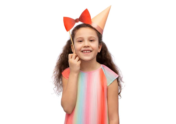 戴着生日宴会礼帽、打着蝴蝶结的小女孩 — 图库照片