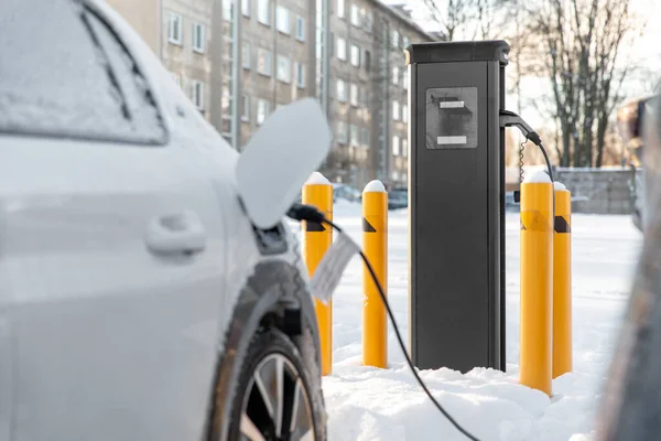 Close-up van elektrische auto opladen in de winter — Stockfoto
