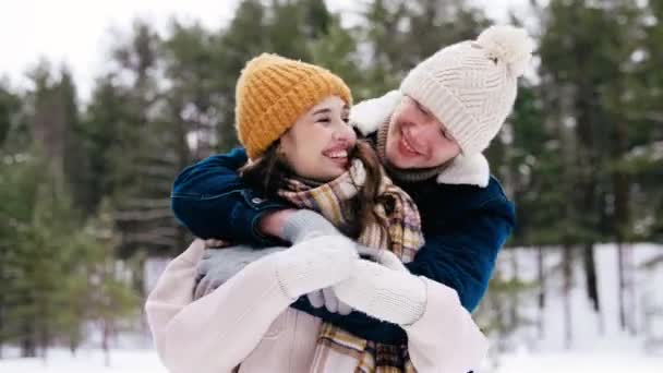Szczęśliwy uśmiechnięta para zabawy w zimowym lesie — Wideo stockowe