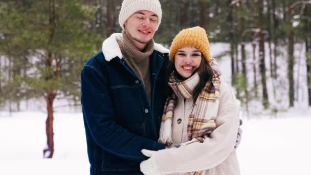 Feliz sorrindo casal beijando no parque de inverno — Vídeo de Stock