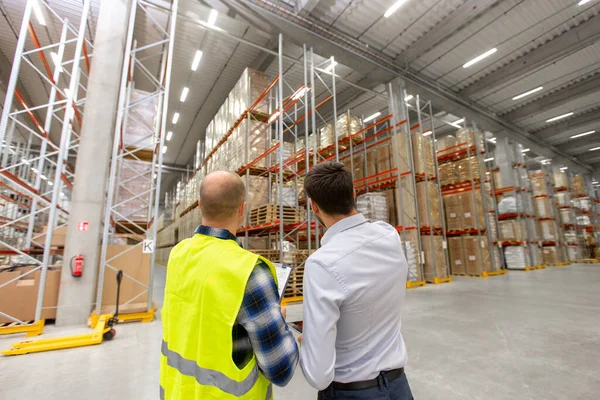 Empresario mostrando almacén a trabajador — Foto de Stock