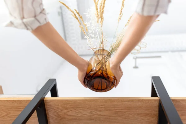 Donna decorazione casa con fiori secchi in vaso — Foto Stock