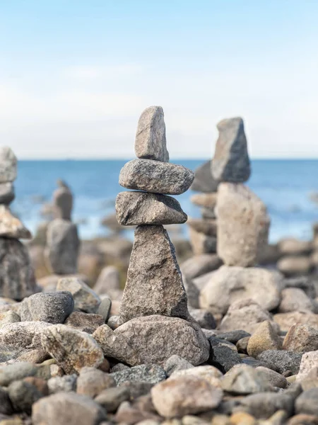 Закрытие каменных пирамид или башен на пляже — стоковое фото