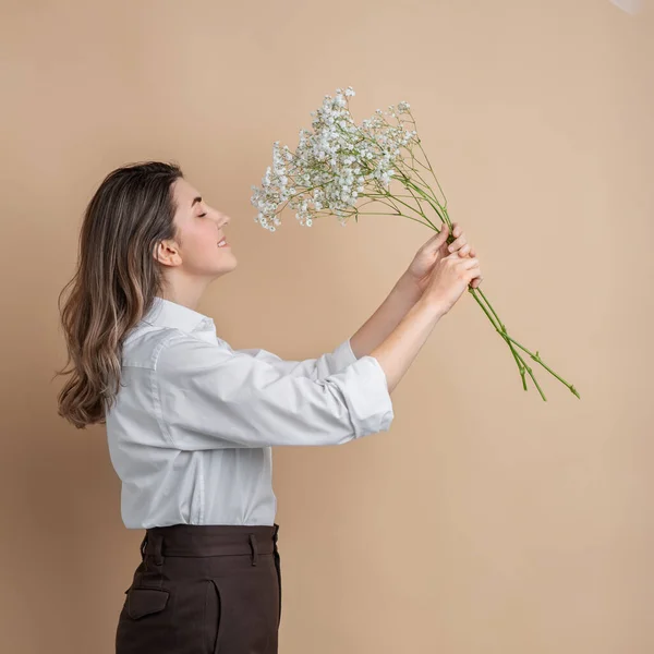 Ritratto di donna felice profumato mazzo di fiori — Foto Stock