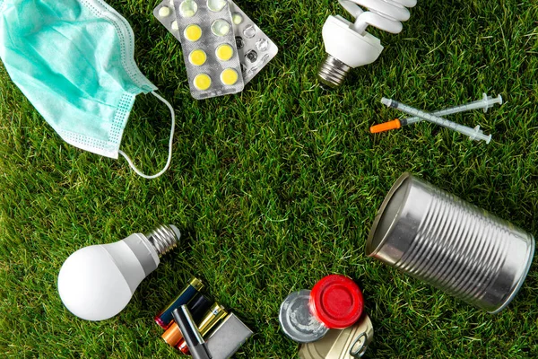 Primo piano di diversi rifiuti domestici sull'erba — Foto Stock