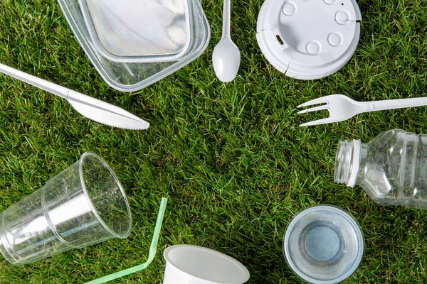 Primo piano dei rifiuti di plastica sull'erba — Foto Stock