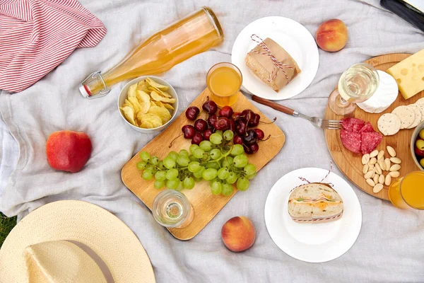 Close up of food and drinks on picnic blanket — Stock Photo, Image