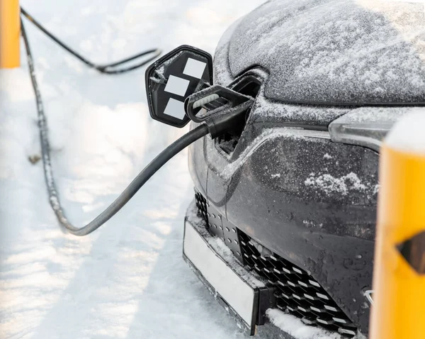 Close-up de carregamento de carro elétrico no inverno — Fotografia de Stock