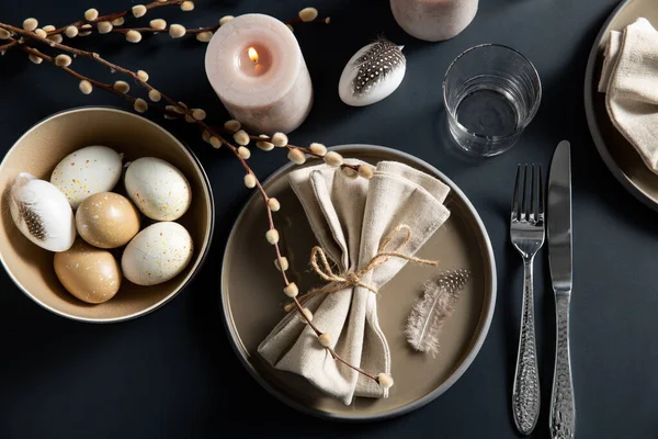 Gros plan de la table de Pâques servant sur noir — Photo