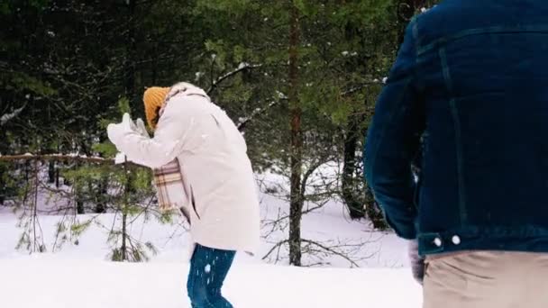 Szczęśliwy para gra snowball walki zimą — Wideo stockowe