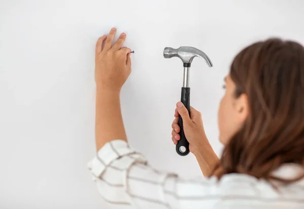 Gros plan de femme marteler ongle à mur à la maison — Photo