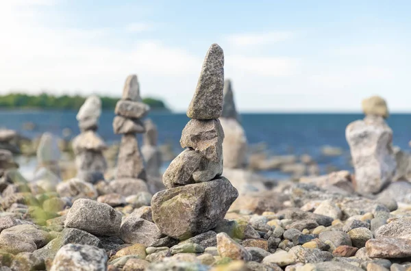 Perto de pirâmides de pedra ou torres na praia — Fotografia de Stock