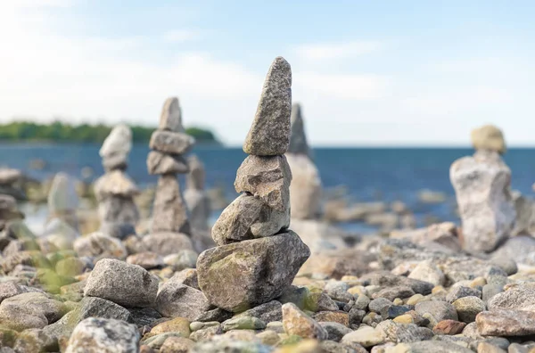 Primo piano di piramidi di pietra o torri sulla spiaggia — Foto Stock