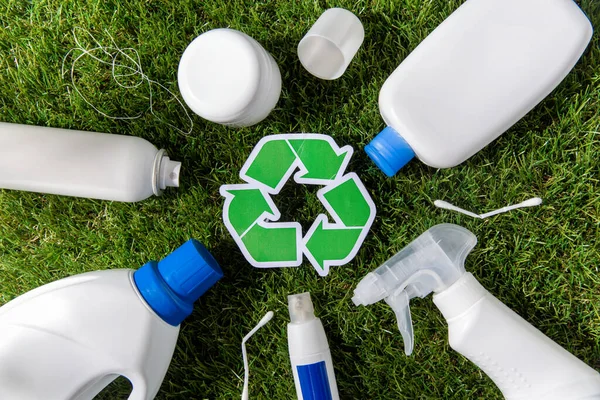 Primer plano de residuos plásticos y signo de reciclado — Foto de Stock