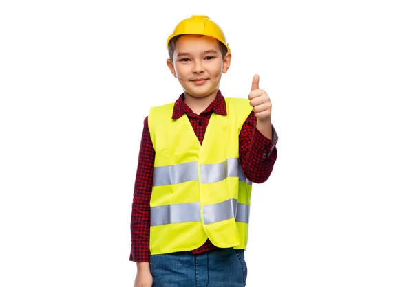 戴着建筑用头盔的快乐男孩竖起大拇指 — 图库照片