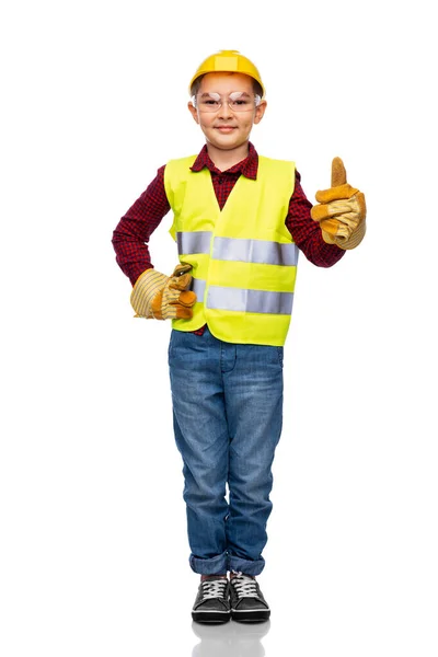 Счастливый мальчик в строительном шлеме показывает вверх большие пальцы — стоковое фото