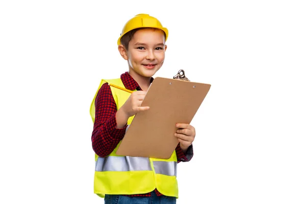 Маленький мальчик в шлеме с блокнотом и карандашом — стоковое фото