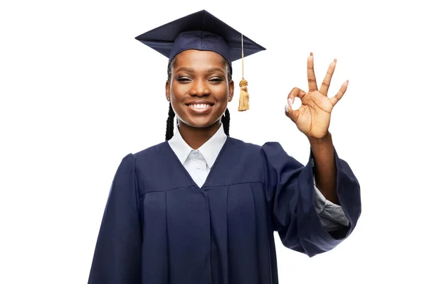 Glückliche Doktorandin in Mortarboard — Stockfoto