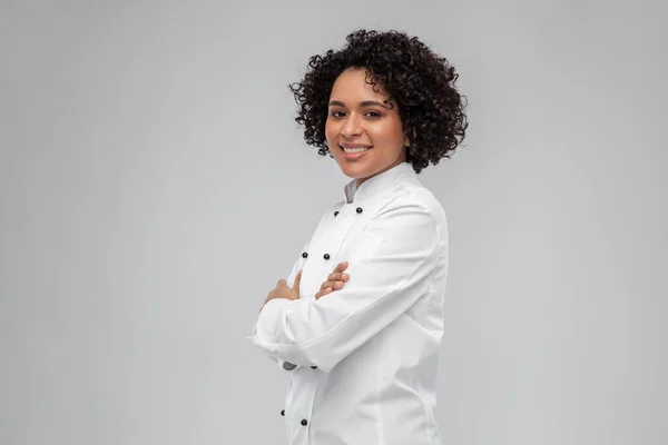 Sorridente chef feminino em jaqueta branca — Fotografia de Stock