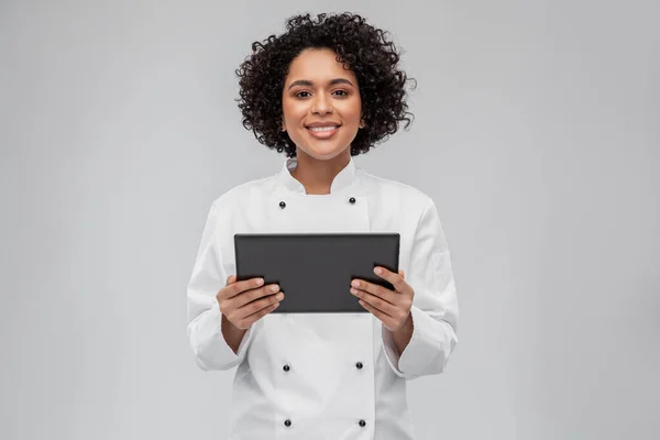 Usmívající se kuchařka s počítačem tabletu — Stock fotografie