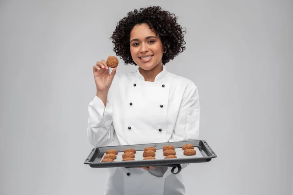 Chef mujer feliz con galletas en la bandeja del horno — Foto de Stock