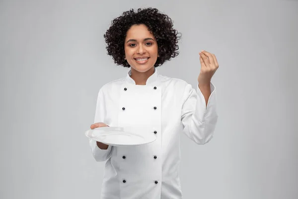 Feliz sorridente chef feminino segurando prato vazio — Fotografia de Stock