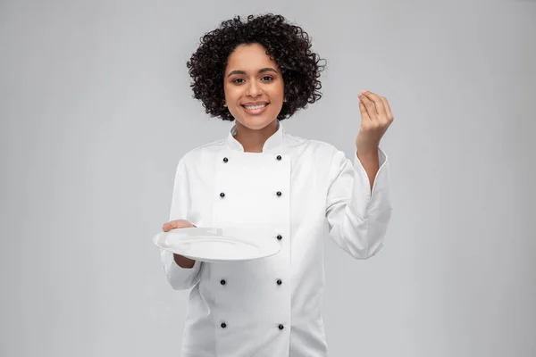 Felice sorridente chef femminile in possesso di piatto vuoto — Foto Stock