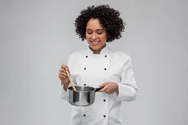 Glad leende kvinnlig kock med kastrull — Stockfoto