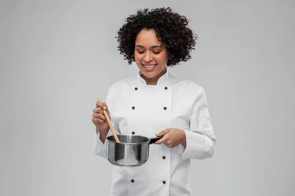 Feliz y sonriente chef con cacerola —  Fotos de Stock