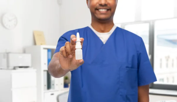 Médico sonriente o enfermero con medicina — Foto de Stock