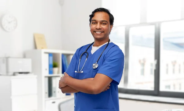 Gelukkige arts of mannelijke verpleegkundige met stethoscoop — Stockfoto