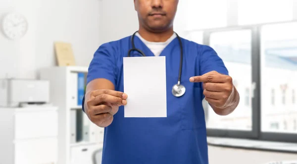 Médico o enfermero mostrando papel blanco —  Fotos de Stock