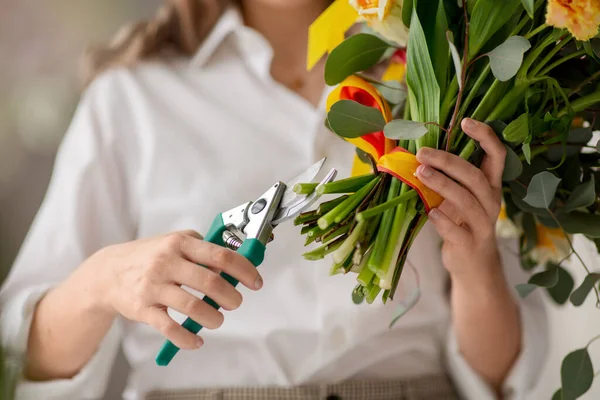 Close-up van de vrouw regelen bloemen in de studio — Stockfoto