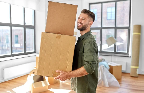 Kutuları olan mutlu adam yeni evine taşınıyor. — Stok fotoğraf
