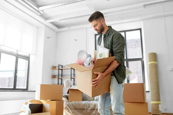 Hombre con cajas mudándose a un nuevo hogar —  Fotos de Stock