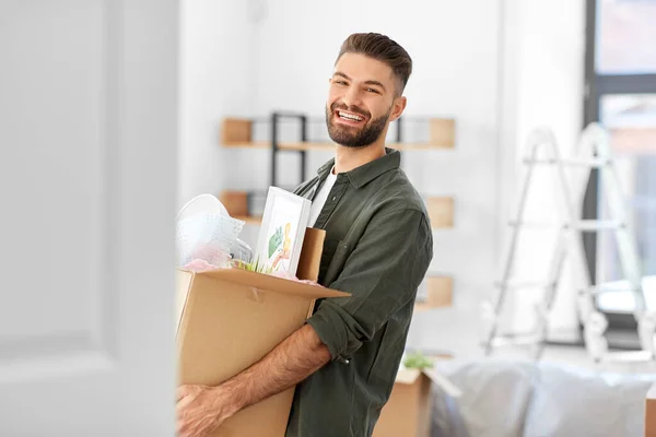 Gelukkig man met doos verhuizen naar nieuw huis — Stockfoto