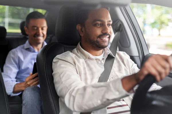 Indiana motorista masculino carro de condução com passageiro — Fotografia de Stock