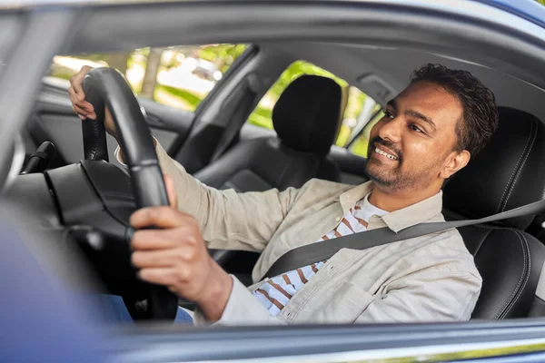 Souriant indien homme ou conducteur de voiture — Photo