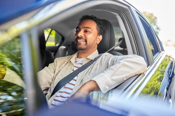 Leende indian man eller förare kör bil — Stockfoto