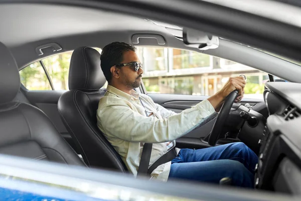 Homem indiano ou motorista em óculos de sol carro de condução — Fotografia de Stock