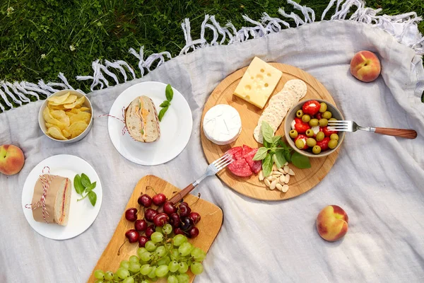 Zblízka jídlo nebo občerstvení na piknik v zahradě — Stock fotografie
