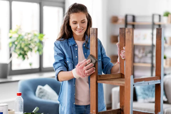Frau schleift alten runden Holztisch mit Schwamm — Stockfoto