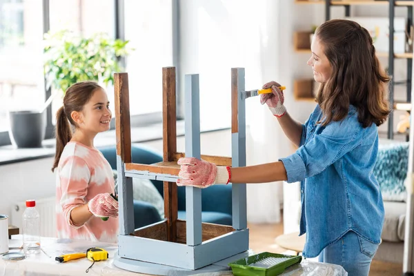 Madre e hija pintando mesa vieja en casa —  Fotos de Stock