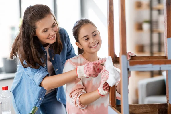 Mutter und Tochter reinigen alten Tisch mit Taschentuch — Stockfoto